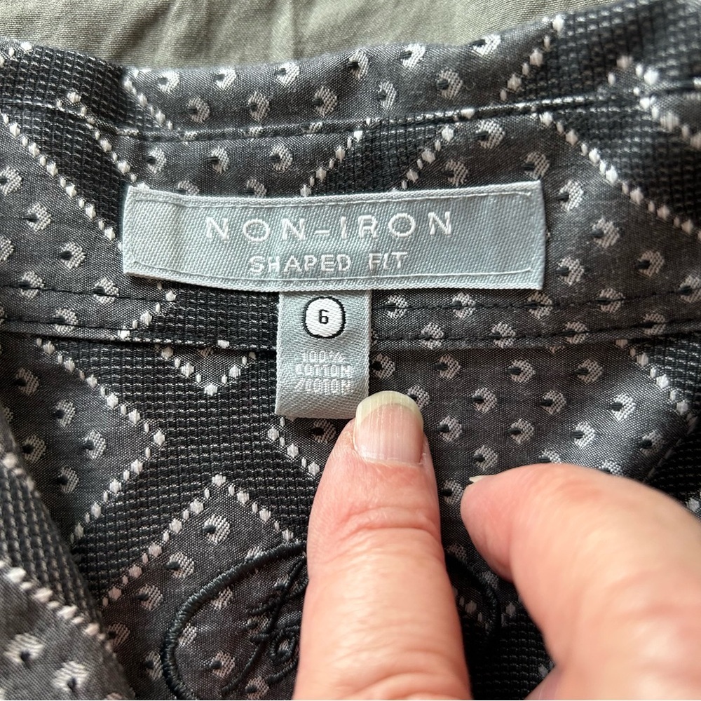 Foxcroft Non-Iron Shaped Fit Button Down Shirt. Size 6. - Picture 3 of 8